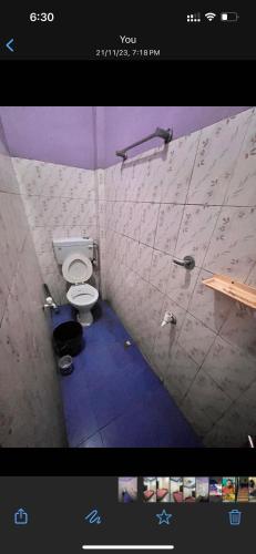 - Baño con aseo en una habitación en MANAS LODGE/HOTEL (NOOR MARKET), en Bongaigaon