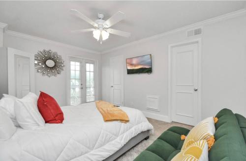 A bed or beds in a room at 2BR Central Montrose Townhome