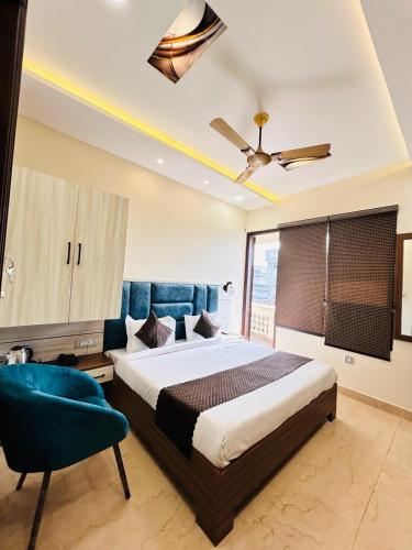 um quarto com uma cama e uma ventoinha de tecto em Monga Dream Residency - 5 MINUTES WALK FROM GOLDEN TEMPLE em Amritsar