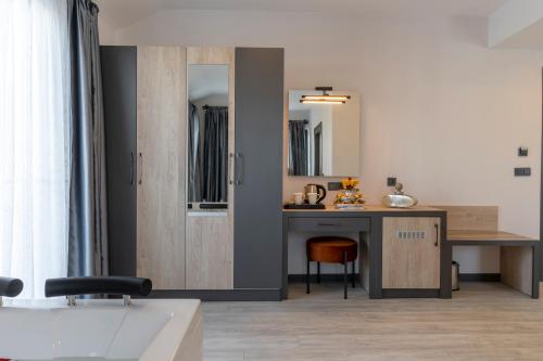 een kamer met een bureau en een tafel met een stoel bij IRENIC HOTEL in Antalya