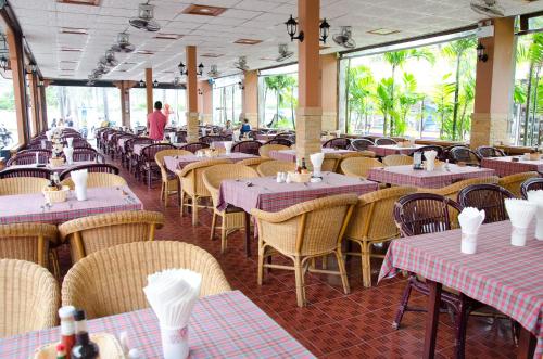 En restaurang eller annat matställe på Kata Palace Phuket