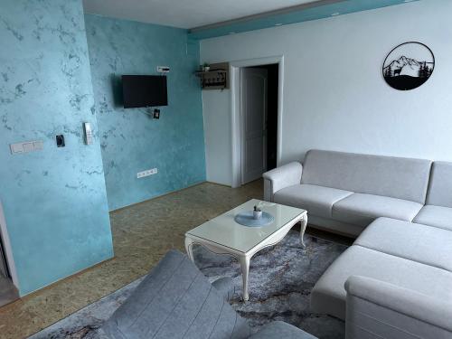 - un salon avec un canapé et une table dans l'établissement Apartment Eneya, à Pazarić