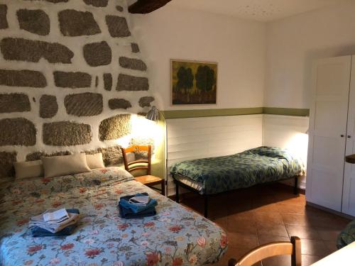 ボローニャにあるB&B Monte Donatoのベッドと椅子付きのホテルルーム