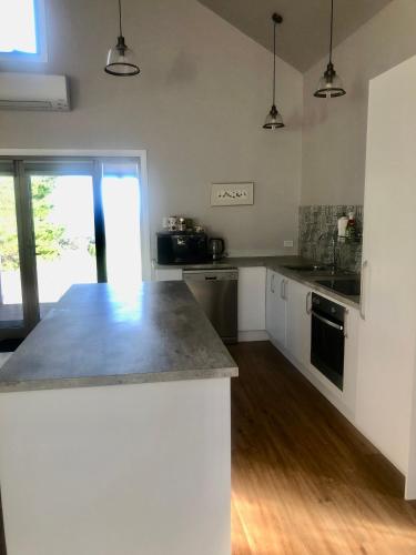 eine Küche mit großer Arbeitsfläche in einem Zimmer in der Unterkunft Danara Cottage in Bathurst