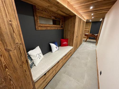 ein kleines Zimmer mit einer Bank mit Kissen darauf in der Unterkunft Chalet L'Alpaga in Châtel