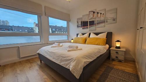 um quarto com uma cama com duas toalhas em YourFavoriteBed I Zentral, Gemütlich, Perfekt für Entspannung! em Bremerhaven