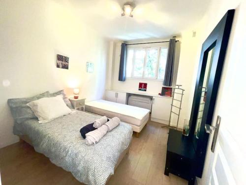 une petite chambre avec un lit et une fenêtre dans l'établissement Le Canada - 2Pièces Croisette plage derrière le Carlton calme, à Cannes