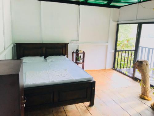 een slaapkamer met een bed in een kamer bij The Magical Tree House in Yatiyantota