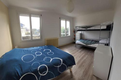 - une chambre avec un lit et des lits superposés dans l'établissement Maison au calme à Saint-Brieuc, à Saint-Brieuc
