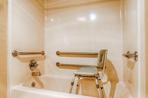 a stool in a bathroom with a bath tub at Park Tower Inn in Pigeon Forge