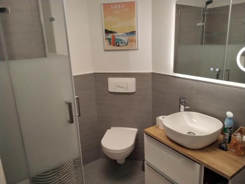 新城荷斯坦的住宿－Herrmannsruh - b45555，浴室配有白色水槽和卫生间。