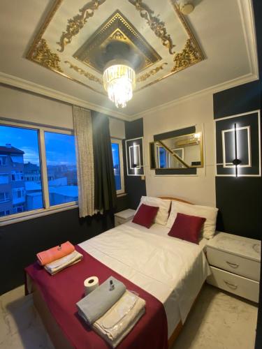 En eller flere senge i et værelse på Petek Hotel