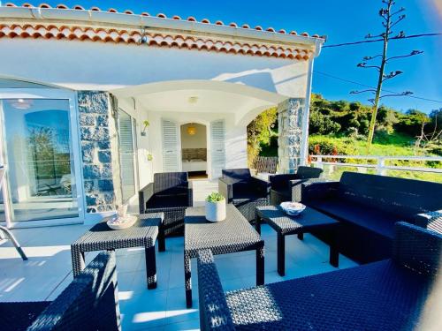 卡爾熱斯的住宿－Villa Montalbo vue mer de 2 à 10 personnes，天井配有沙发和桌椅