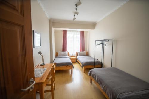 Una cama o camas en una habitación de Zaya Hostel