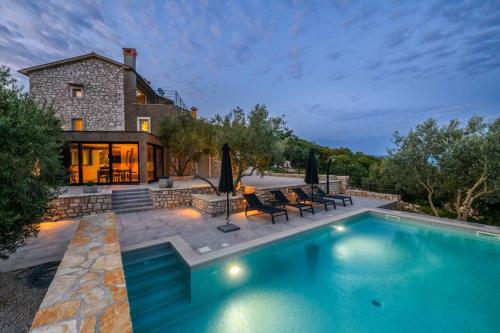 Casa Anonima by Briskva