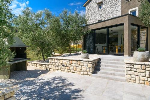 Casa Anonima by Briskva