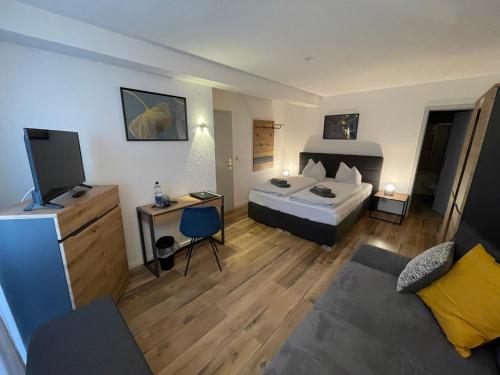 a hotel room with a bed and a television at Parkhotel am Schloss Machern in Machern