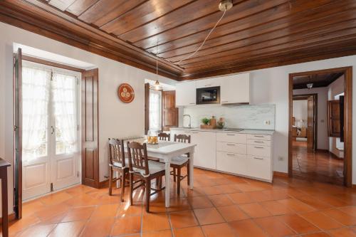 a kitchen with a table and chairs in a room at Casa Da Avo Genoveva in Tomar
