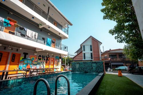 uma piscina em frente a um edifício em Mad Monkey Chiang Mai em Chiang Mai