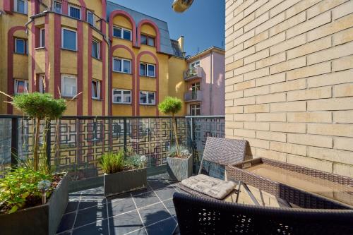 un balcone con sedie e piante e un edificio di Rydygiera14 a Breslavia