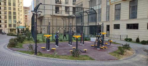 um playground no meio de uma cidade em Резиденция Изумруд em Baku