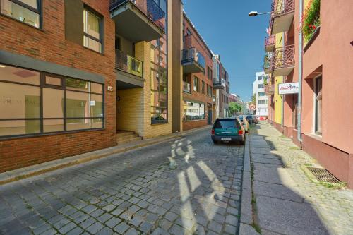 un'auto parcheggiata sul lato di una strada di Rydygiera14 a Breslavia