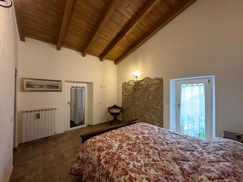 - une chambre avec un lit dans une pièce dotée d'une fenêtre dans l'établissement Antica dimora l'Archetto, à Prossedi