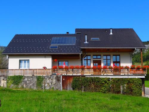 una casa con pannelli solari sul tetto di La Fruitière d'Arith ad Arith