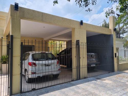 um carro branco estacionado dentro de uma garagem em ESPECTACULAR CASONA BOUTIQUE con pileta y gym!! hasta 4 huéspedes em Presidencia Roque Sáenz Peña