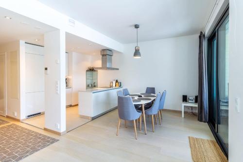 a kitchen and dining room with a table and chairs at Regatta Seaside Suite in Hanko in Hanko