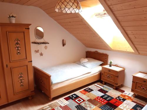 um quarto com uma cama e uma clarabóia em AnNo - Wohlfühlen am Bachal em Neuschönau