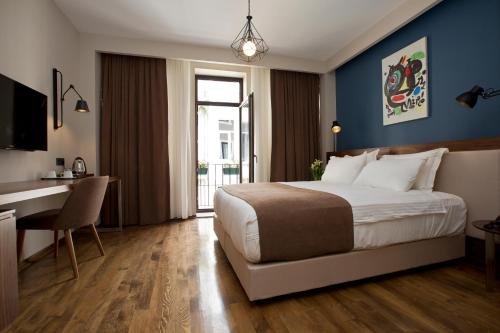 a hotel room with a bed and a desk at Snog Rooms & Suites in Istanbul
