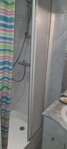 La salle de bains est pourvue d'une douche et d'un lavabo. dans l'établissement Cannes Centre Studio, à Cannes