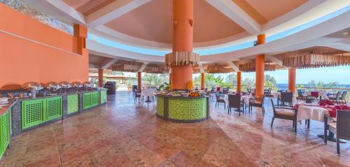Restaurace v ubytování Xperience Hill-Top Beach Resort