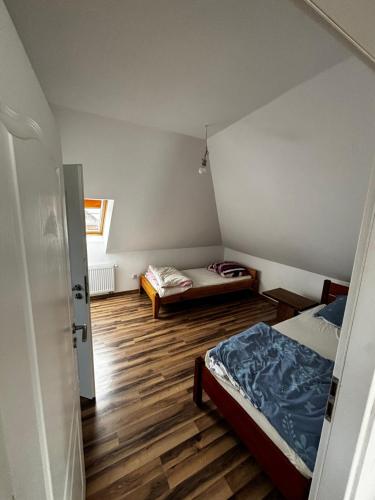 een kleine kamer met een bed en een kleine kamer met een bed. bij Agroturystyka E.KO 