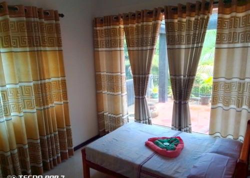 medahena في تانجالي: غرفة بسرير ونافذة مع ستائر