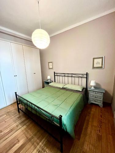 a bedroom with a green bed in a room at Gionas - Casa indipendente in zona strategica in Milan
