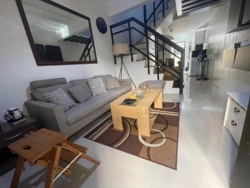 uma sala de estar com um sofá e uma mesa em Apartment 2 in Bacolor near San Fernando em Bacolor