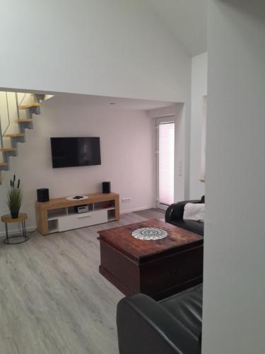 a living room with a couch and a tv at Ferienhaus im Grünen in Wendorf