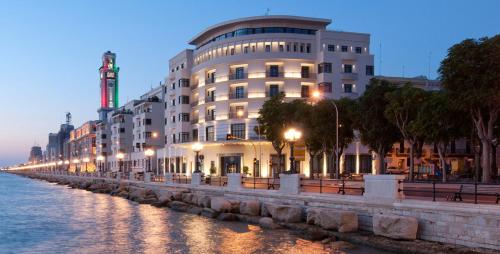 un edificio sul lato di un fiume di notte di Residenza Trevisani a Bari