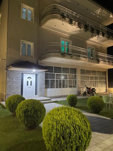 um edifício com uma moto estacionada em frente em Rent Rooms Kapri em Pogradec