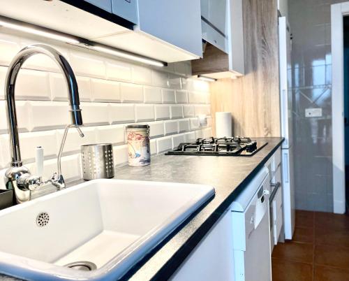 una cucina bianca con lavello e fornello di CASA AZUL Mojácar a Mojácar