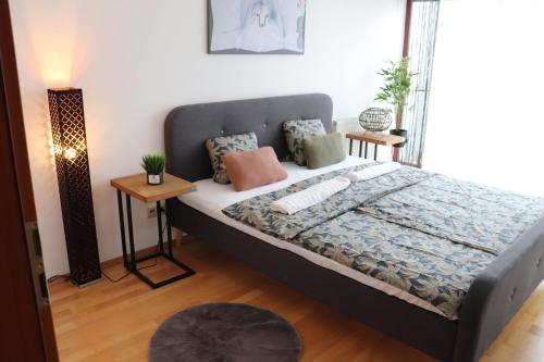 een slaapkamer met een bed, een tafel en een lamp bij Budapest Penthouse & View in Boedapest