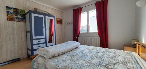 ein Schlafzimmer mit einem Bett, einer Kommode und einem Fenster in der Unterkunft Maison bleu océan in Saint-Palais-sur-Mer