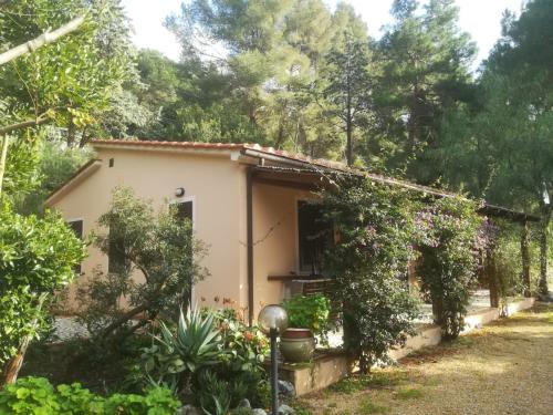 ein Haus inmitten eines Gartens in der Unterkunft Lentisco terra e mare in Porto Azzurro