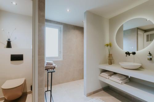 a bathroom with a sink and a mirror at Havenhuis studio 1 in Tilburg