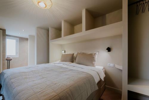 een slaapkamer met een groot bed in een kamer bij Havenhuis studio 1 in Tilburg