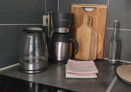 - un comptoir de cuisine avec une cafetière et un mixeur dans l'établissement Les Vitraux de Saint Rémi, à Dieppe