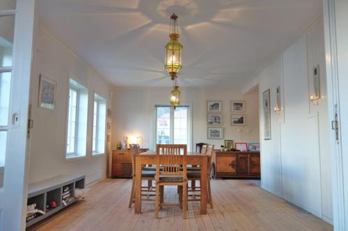 ein Esszimmer mit einem Tisch und Stühlen in einem Zimmer in der Unterkunft Flørli 4444 Lysefjorden - Director's residence in Sandnes