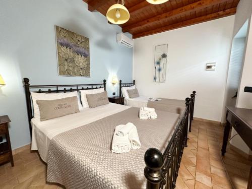 ein Schlafzimmer mit einem großen Bett mit Handtüchern darauf in der Unterkunft Agriturismo Resort Costa House in Lampedusa